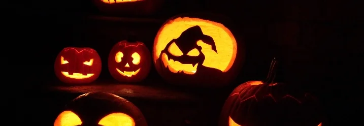 Beleuchtete Halloween-Kürbisse